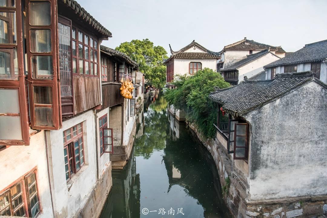 豆娃踢足球